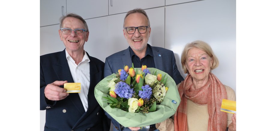 Bürgermeister Jörg Schmidt (Mitte) mit Maria und Hans Böhm bei der Übergabe der Jubiläumsehrenamtskarten. Bürgermeister Jörg Schmidt (Mitte) mit Maria und Hans Böhm bei der Übergabe der Jubiläumsehrenamtskarten.
