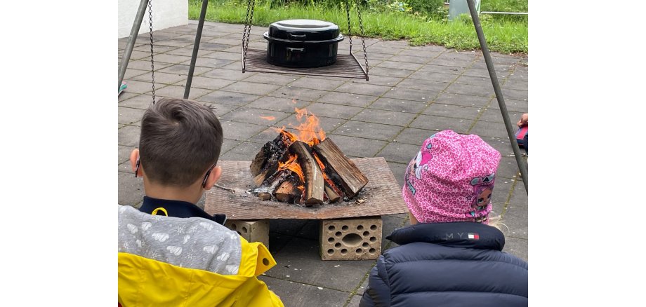 Kinder am Lagerfeuer