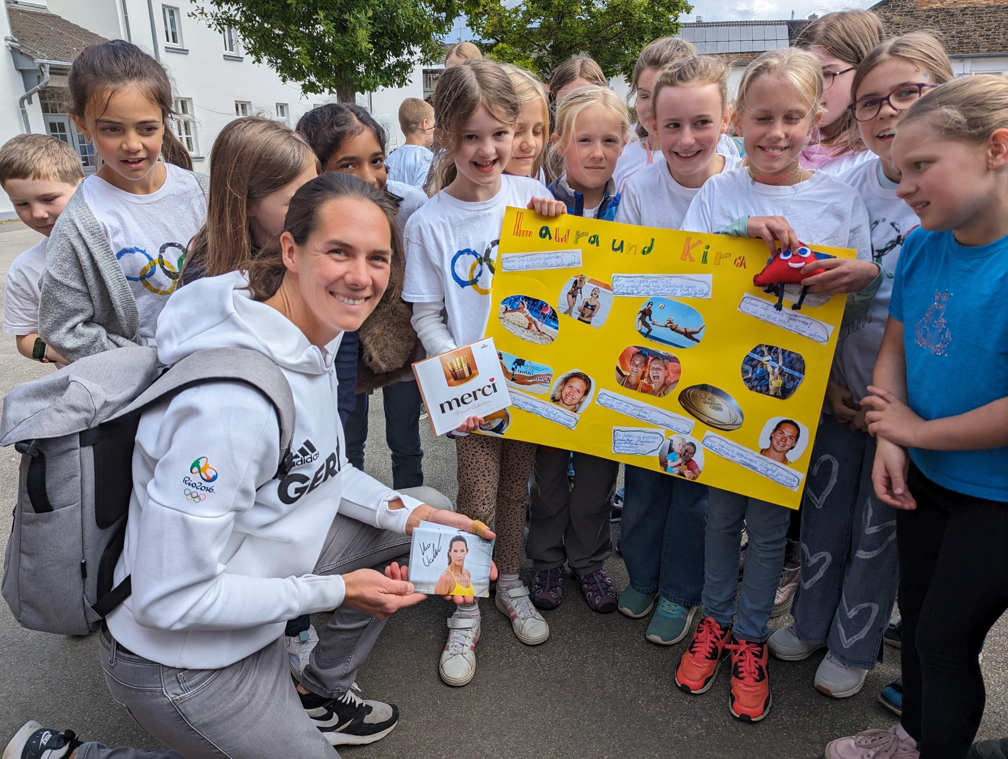 Olympiasiegerin Kira Walkenhorst mit den Kinder der Klassen 3a und 3c der Schule im Ländchen. 
