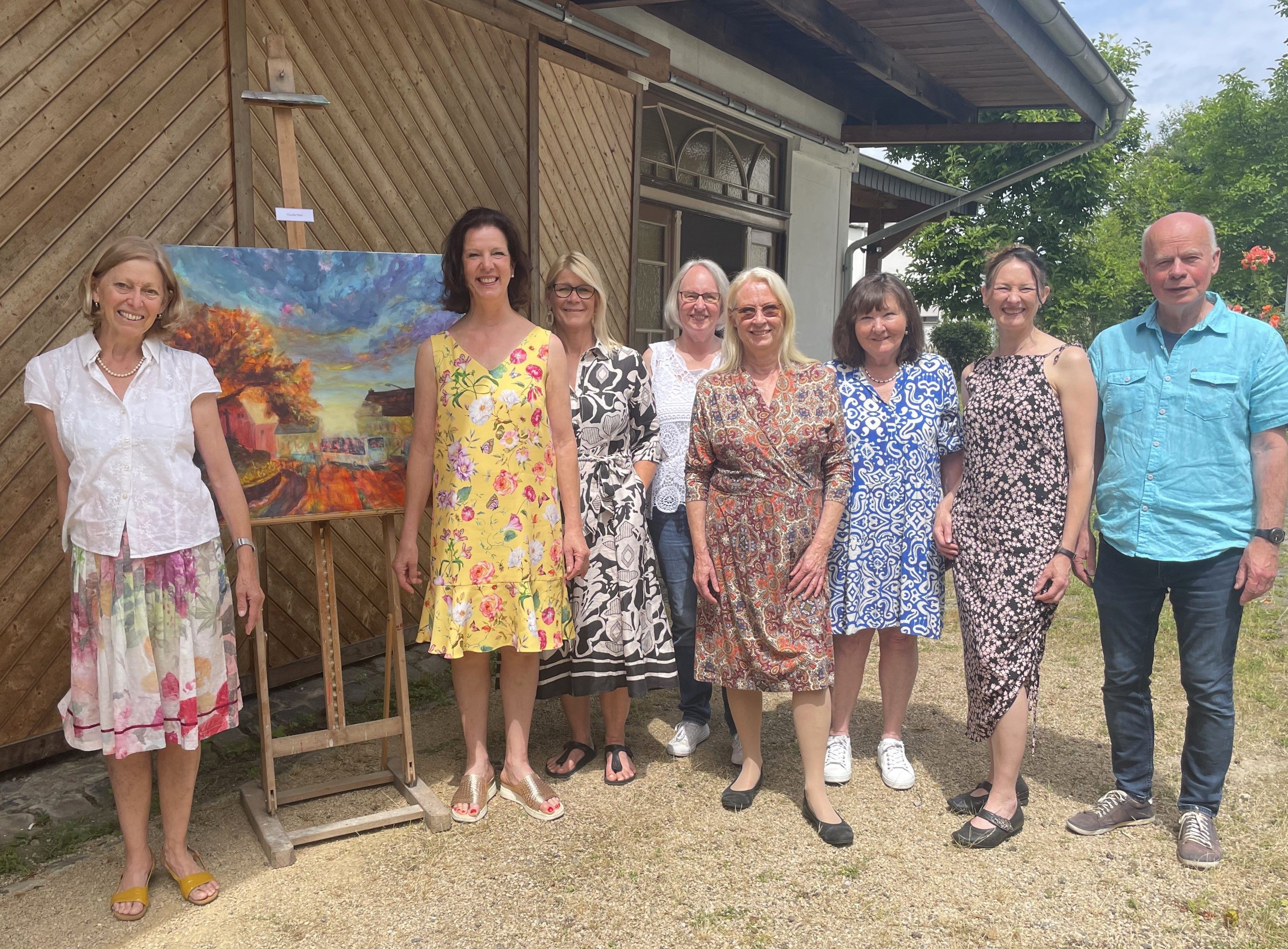 Die Künstlergruppe Art Azzurri: (v.l.) Monique Jacquemin, Gabi Bösl-Didion, Kirsten Abersfelder, Marion Reimann-Bender, Monika Trauner, Ingeborg Mack, Claudia Marx und Thomas Focken.