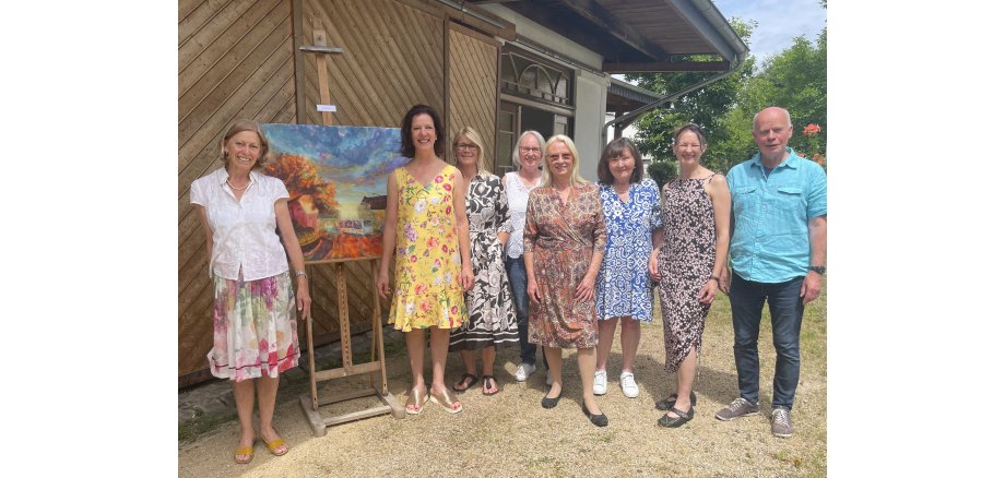 Die Künstlergruppe Art Azzurri: (v.l.) Monique Jacquemin, Gabi Bösl-Didion, Kirsten Abersfelder, Marion Reimann-Bender, Monika Trauner, Ingeborg Mack, Claudia Marx und Thomas Focken.