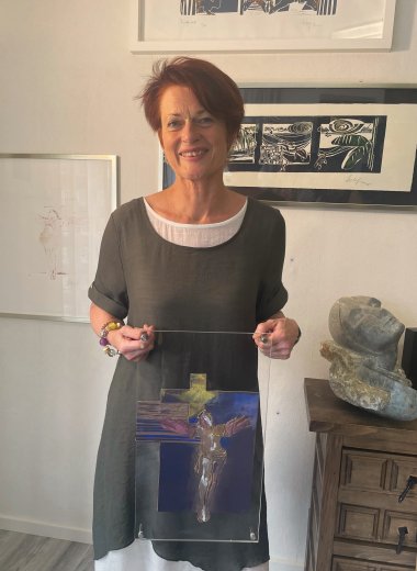 Beate Meffert-Schmengler mit einer ihrer Christus-Darstellungen – hier als farbig gestaltete Linoldruckplatte Beate Meffert-Schmengler mit einer ihrer Christus-Darstellungen – hier als farbig gestaltete Linoldruckplatte