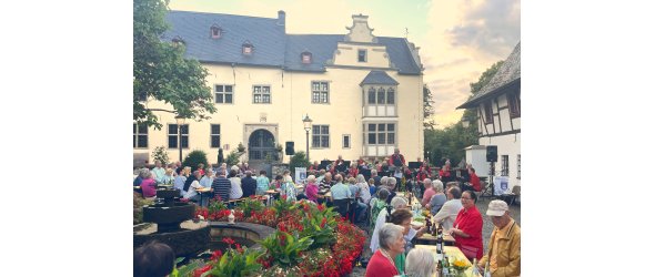 Rund 150 Gäste hatten sich zum Konzert der Berkumer Dorfmusikanten im Innenhof der Burg Odenhausen eingefunden Rund 150 Gäste hatten sich zum Konzert der Berkumer Dorfmusikanten im Innenhof der Burg Odenhausen eingefunden
