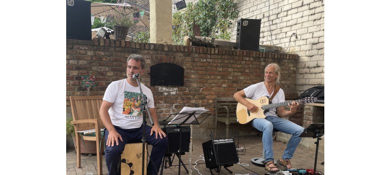 Musik mit Uwe Arenz (Gitarre) und Cristian Faig (Flöte, Gesang u. Percussion) Musik mit Uwe Arenz (Gitarre) und Cristian Faig (Flöte, Gesang u. Percussion)