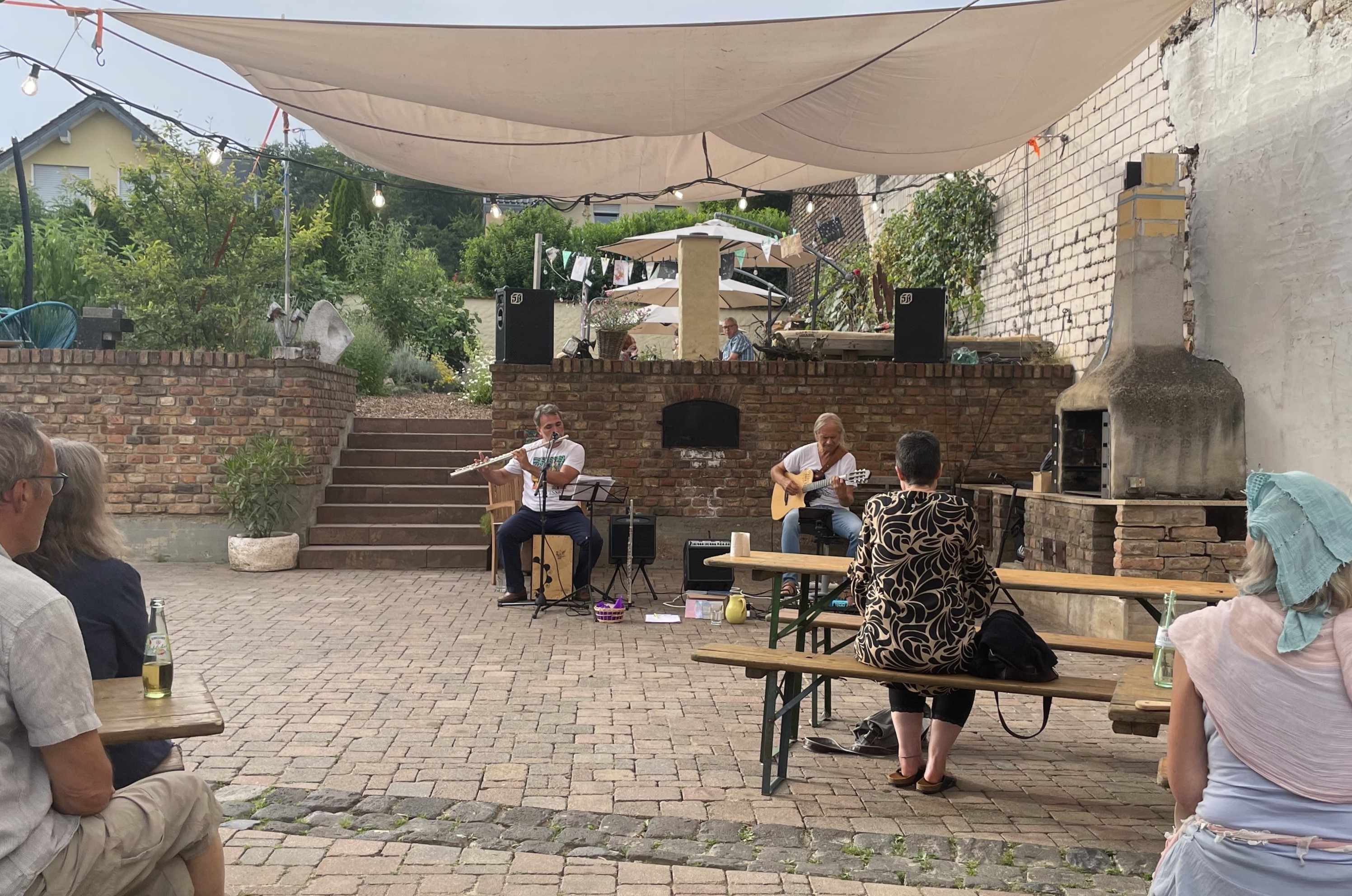 „Der Geheime Garten“ der Familie Bianco – mit Musik im Innenhof „Der Geheime Garten“ der Familie Bianco – mit Musik im Innenhof