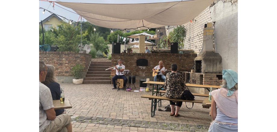 „Der Geheime Garten“ der Familie Bianco – mit Musik im Innenhof „Der Geheime Garten“ der Familie Bianco – mit Musik im Innenhof