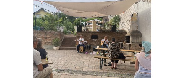 „Der Geheime Garten“ der Familie Bianco – mit Musik im Innenhof „Der Geheime Garten“ der Familie Bianco – mit Musik im Innenhof