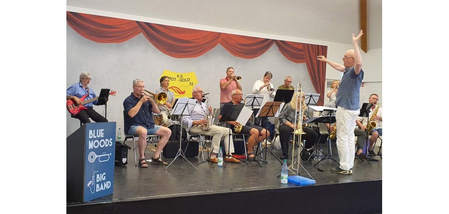 Blue Moods Big Band – Leiter Gerhard Halene in Aktion Blue Moods Big Band – Leiter Gerhard Halene in Aktion