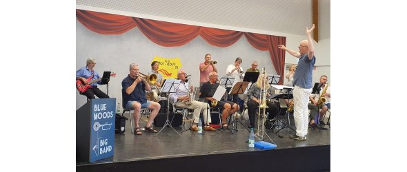 Blue Moods Big Band – Leiter Gerhard Halene in Aktion Blue Moods Big Band – Leiter Gerhard Halene in Aktion