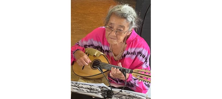 Akiko Burian an der Mandoline