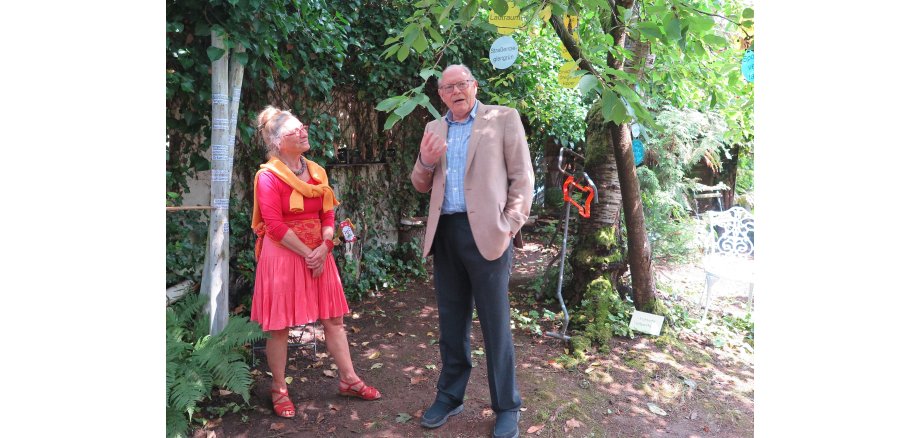 Dr. Dieter Braun eröffnete die Ausstellung „machen se mal nen Punkt“ von Monika Clever (re.) Dr. Dieter Braun eröffnete die Ausstellung „machen se mal nen Punkt“ von Monika Clever (re.)
