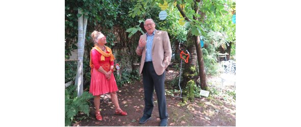 Dr. Dieter Braun eröffnete die Ausstellung „machen se mal nen Punkt“ von Monika Clever (re.) Dr. Dieter Braun eröffnete die Ausstellung „machen se mal nen Punkt“ von Monika Clever (re.)