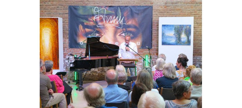 Bürgermeister Jörg Schmidt dankte in seiner Rede zur offiziellen Eröffnung der 17. Wachtberger Kulturwochen im Atelier Michael Franke allen beteiligten Künstlerinnen und Künstlern. Bürgermeister Jörg Schmidt am Rednerpult bei seiner Rede zur offiziellen Eröffnung der 17. Wachtberger Kulturwochen im Atelier Michael Franke.