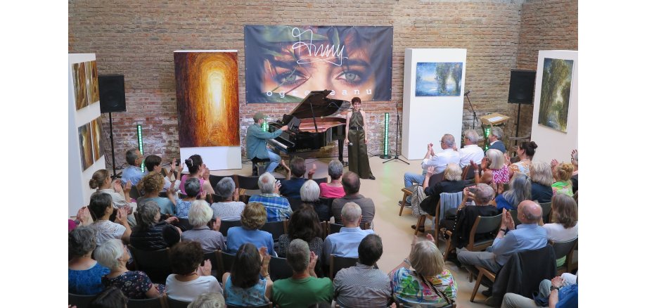 Auftaktkonzert der 17. Wachtberger Kulturwochen mit Gesangstalent Anny Ogrezeanu und Jens Gilles am Klavier. Auftaktkonzert der 17. Wachtberger Kulturwochen: Blick von oben auf das Konzert mit Gesangstalent Anny Ogrezeanu und Jens Gilles am Klavier.