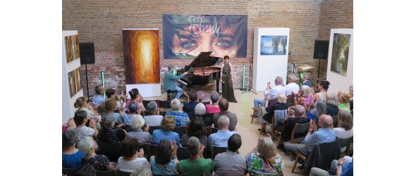 Auftaktkonzert der 17. Wachtberger Kulturwochen mit Gesangstalent Anny Ogrezeanu und Jens Gilles am Klavier. Auftaktkonzert der 17. Wachtberger Kulturwochen: Blick von oben auf das Konzert mit Gesangstalent Anny Ogrezeanu und Jens Gilles am Klavier.