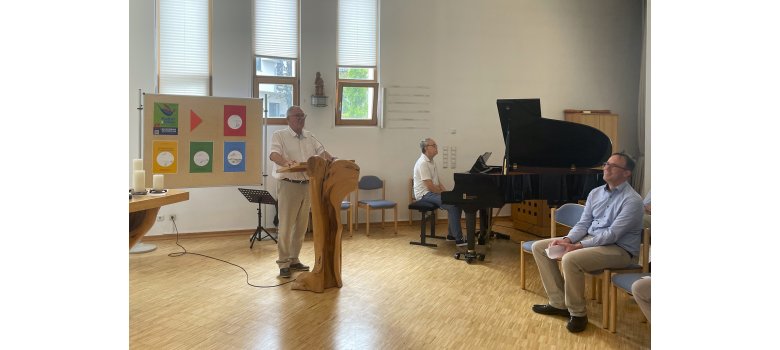 Die Lesung von Udo Eschenbach (li.) wurde musikalisch begleitet von Dr. Walter Töpner am Klavier. Christoph Schmidt (re.) von Wachtberg4Help e.V. dankte für Eschenbachs Spende an den Verein Die Lesung von Udo Eschenbach (li.) wurde musikalisch begleitet von Dr. Walter Töpner am Klavier. Christoph Schmidt (re.) von Wachtberg4Help e.V. dankte für Eschenbachs Spende an den Verein