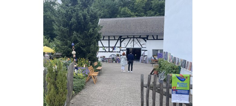 Blick in den weitläufigen Fammels-Hof in Niederbachem Blick in den weitläufigen Fammels-Hof in Niederbachem