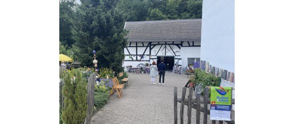 Blick in den weitläufigen Fammels-Hof in Niederbachem Blick in den weitläufigen Fammels-Hof in Niederbachem