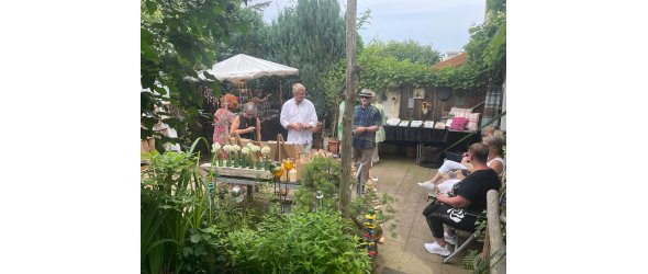 Ein Einblick in den gemütlichen Garten von Andreas Grimm Ein Einblick in den gemütlichen Garten von Andreas Grimm