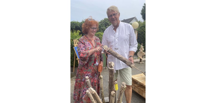 A. Grimm präsentiert M. Frech einen seiner Gartenwächter A. Grimm präsentiert M. Frech einen seiner Gartenwächter