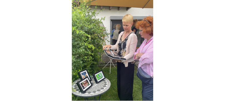 Anke Jasper zeigt M. Frech ihre Foto-Doku „Natur im Garten“ Anke Jasper zeigt M. Frech ihre Foto-Doku „Natur im Garten“