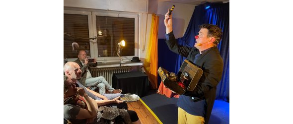 Rainer Kreuz lässt die Gäste Gegenstände auswählen und erfindet mit diesen Dingen dann spontan eine Geschichte Rainer Kreuz lässt die Gäste Gegenstände auswählen und erfindet mit diesen Dingen dann spontan eine Geschichte