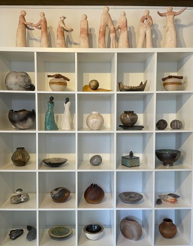 HEIMAT-Figuren auf Regalwand mit Keramiken von Bernadette Heeb-Klöckner HEIMAT-Figuren auf Regalwand mit Keramiken von Bernadette Heeb-Klöckner
