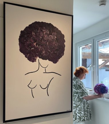 Üppiger violetter Haarschopf von Katia Blasi Üppiger violetter Haarschopf von Katia Blasi