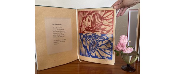 Buch mit Druck und Gedicht „Die Heuschrecke“ von Melanie Ritgen. Buch mit Druck (rechte Seite) und Gedicht (linke Seite) „Die Heuschrecke“ von Melanie Ritgen.