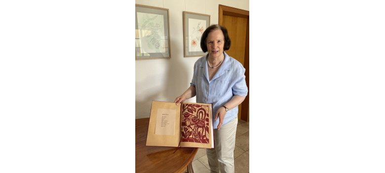 Melanie Ritgen zeigt ihr selbst gebundenes Buch mit Druck und Gedicht „Auf der Terrasse“ Melanie Ritgen zeigt ihr selbst gebundenes Buch mit Druck und Gedicht „Auf der Terrasse“
