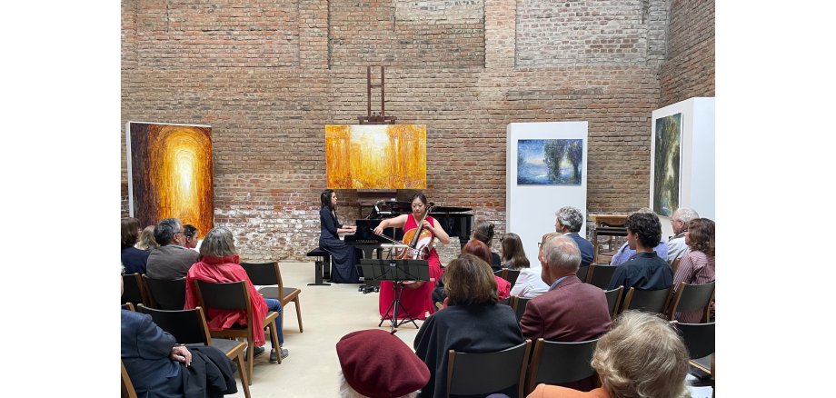 Gabriela Pullen (Klavier) und Hyewon Lee-Scholl (Cello) begeisterten mit ihrer „Musikalischen Reise durch Spanien“ das Publikum Gabriela Pullen (Klavier) und Hyewon Lee-Scholl (Cello) begeisterten mit ihrer „Musikalischen Reise durch Spanien“ das Publikum