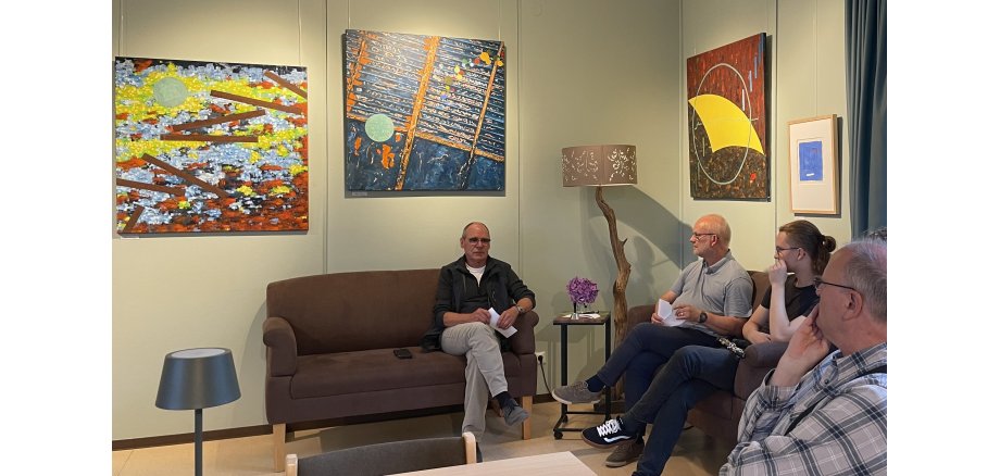Künstler Thomas Riedel (li.) im Interview mit Michael Schönefeld (3.v.r.) Künstler Thomas Riedel (li.) im Interview mit Michael Schönefeld (3.v.r.)