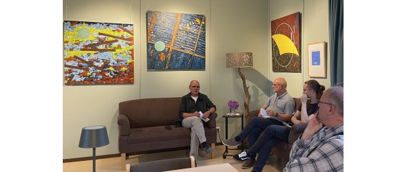 Künstler Thomas Riedel (li.) im Interview mit Michael Schönefeld (3.v.r.) Künstler Thomas Riedel (li.) im Interview mit Michael Schönefeld (3.v.r.)