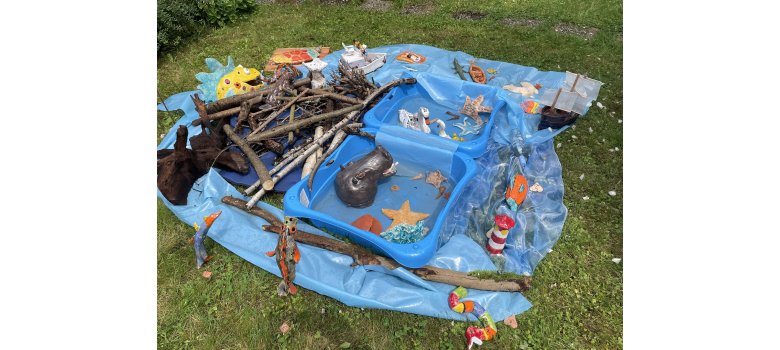 Gemeinschaftsinstallation „Im und ums Wasser“ der Töpfergruppe Tonkreationen