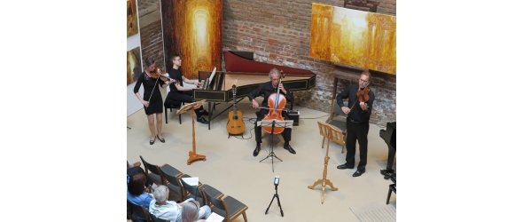 Bach: „Allegro ma non presto“ aus der Sonate G-Dur mit Elisa und Robert Wittbrodt (Geigen), Bernhard Zapp (Violoncello) und Oliver Schwichtenberg (Cembalo) Bach: „Allegro ma non presto“ aus der Sonate G-Dur mit Elisa und Robert Wittbrodt (Geigen), Bernhard Zapp (Violoncello) und Oliver Schwichtenberg (Cembalo)