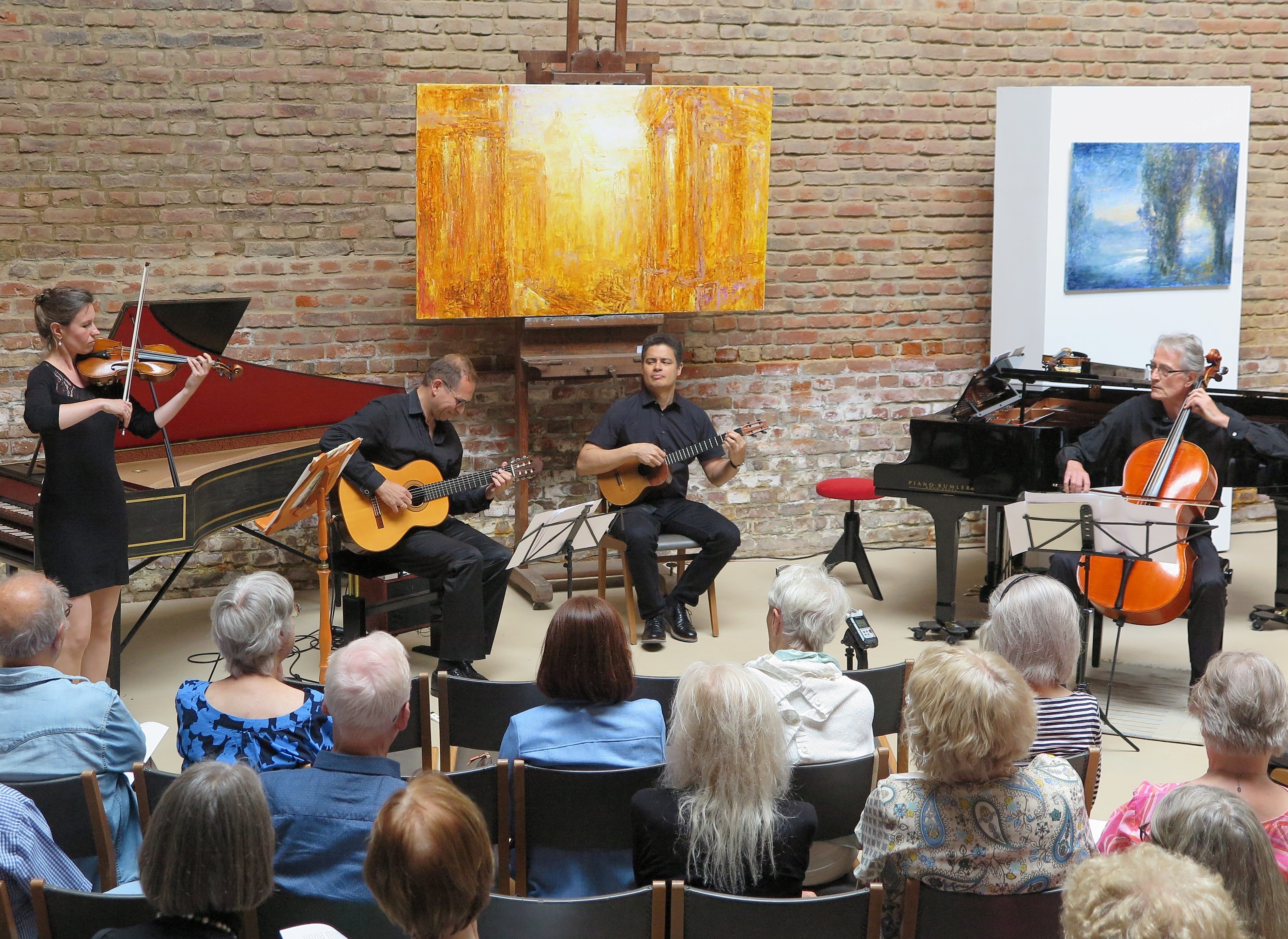 Bossa Nova: „Angus” mit Elisa und Robert Wittbrodt (Geigen), Cruz Marín Rosas (Cuatro) und Bernhard Zapp (Violoncello)