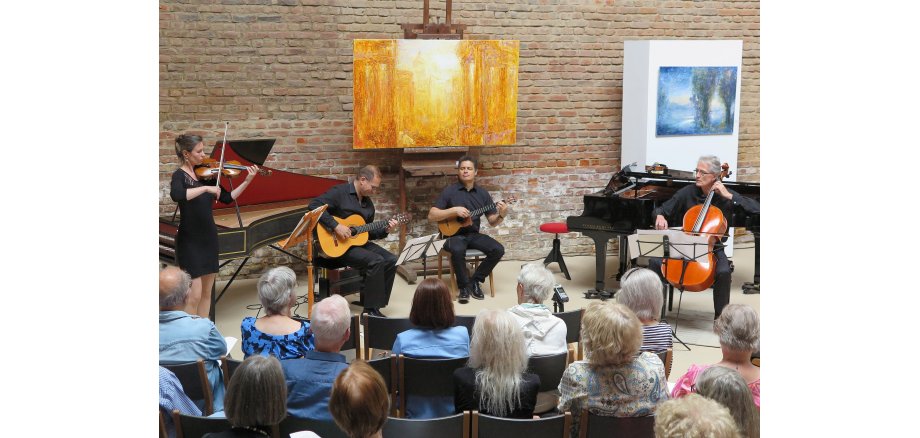 Bossa Nova: „Angus” mit Elisa und Robert Wittbrodt (Geigen), Cruz Marín Rosas (Cuatro) und Bernhard Zapp (Violoncello)