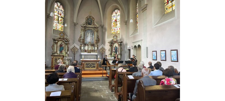Klangerlebnis in der Adendorfer Kirche mit dem Cello-Trio Varaon Klangerlebnis in der Adendorfer Kirche mit dem Cello-Trio Varaon