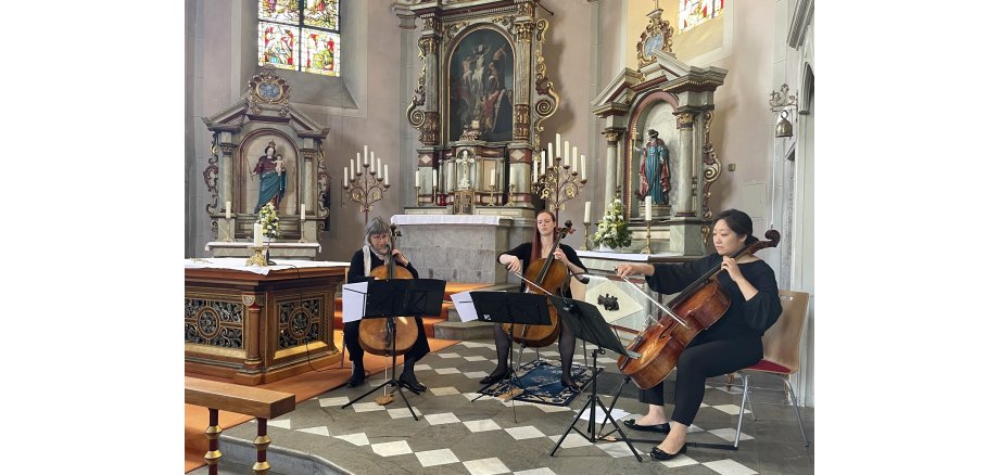 Trio Varaon mit den Cellistinnen (v.l.) Eva Walcher, Mara Scholl und Hyewon Lee-Scholl Trio Varaon mit den Cellistinnen (v.l.) Eva Walcher, Mara Scholl und Hyewon Lee-Scholl