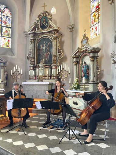 Trio Varaon mit (v.l.) Eva Walcher, Mara Scholl und Hyewon Lee-Scholl Trio Varaon mit (v.l.) Eva Walcher, Mara Scholl und Hyewon Lee-Scholl