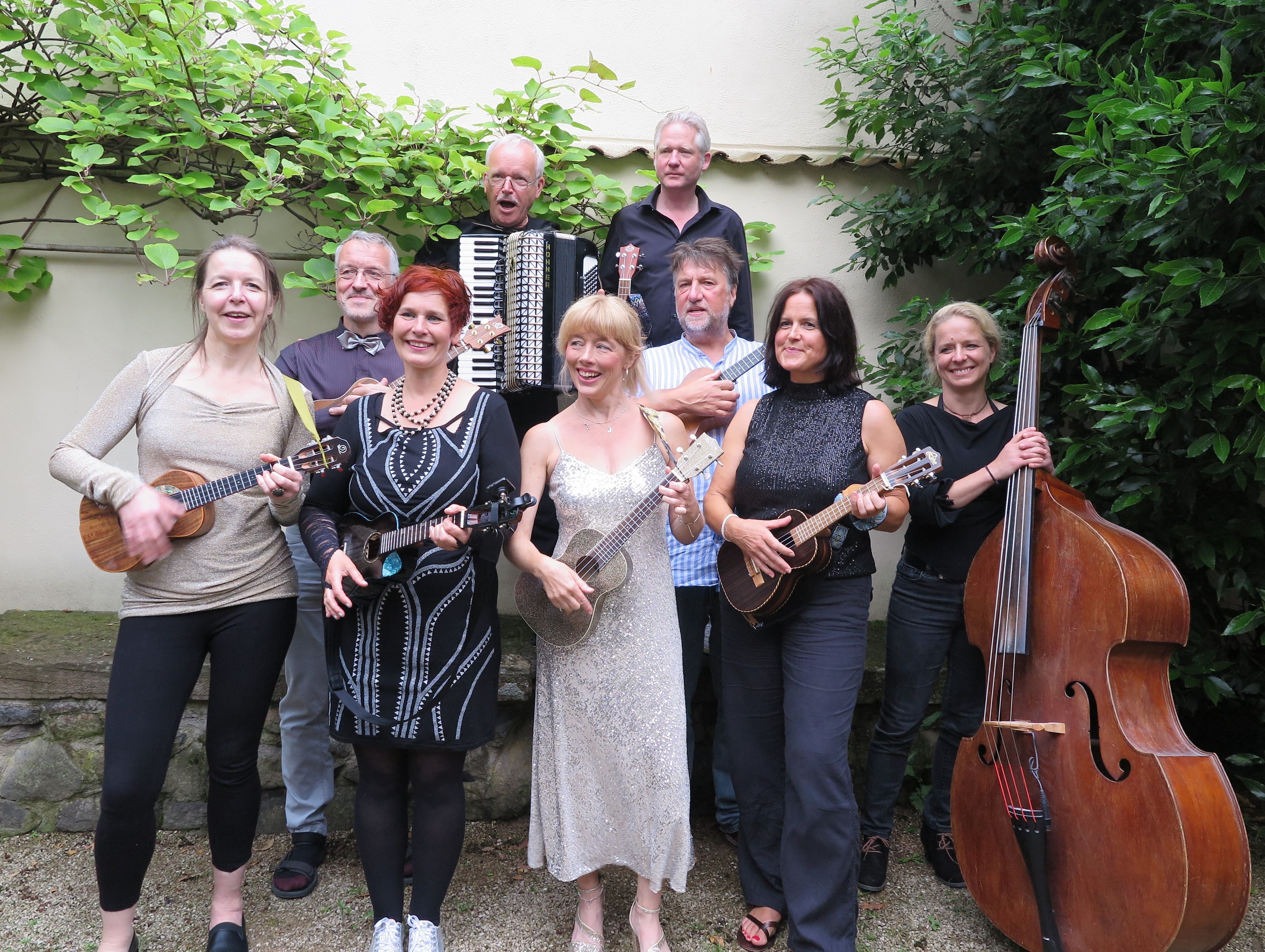 Uke Box – die Bandmitglieder: (v.l.) 1. Reihe: Anne Schneider, Stefanie Sawatzki, Jill Henne, Andrea Kusch, Eva Haupt, 2. Reihe: Jens Fitzke, Gereon Zeimet, 3. Reihe: Thomas Neumann, Michael Voß Uke Box – die Bandmitglieder: (v.l.) 1. Reihe: Anne Schneider, Stefanie Sawatzki, Jill Henne, Andrea Kusch, Eva Haupt, 2. Reihe: Jens Fitzke, Gereon Zeimet, 3. Reihe: Thomas Neumann, Michael Voß