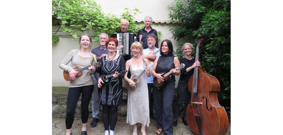 Uke Box – die Bandmitglieder: (v.l.) 1. Reihe: Anne Schneider, Stefanie Sawatzki, Jill Henne, Andrea Kusch, Eva Haupt, 2. Reihe: Jens Fitzke, Gereon Zeimet, 3. Reihe: Thomas Neumann, Michael Voß Uke Box – die Bandmitglieder: (v.l.) 1. Reihe: Anne Schneider, Stefanie Sawatzki, Jill Henne, Andrea Kusch, Eva Haupt, 2. Reihe: Jens Fitzke, Gereon Zeimet, 3. Reihe: Thomas Neumann, Michael Voß