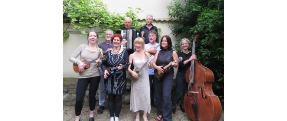 Uke Box – die Bandmitglieder: (v.l.) 1. Reihe: Anne Schneider, Stefanie Sawatzki, Jill Henne, Andrea Kusch, Eva Haupt, 2. Reihe: Jens Fitzke, Gereon Zeimet, 3. Reihe: Thomas Neumann, Michael Voß Uke Box – die Bandmitglieder: (v.l.) 1. Reihe: Anne Schneider, Stefanie Sawatzki, Jill Henne, Andrea Kusch, Eva Haupt, 2. Reihe: Jens Fitzke, Gereon Zeimet, 3. Reihe: Thomas Neumann, Michael Voß