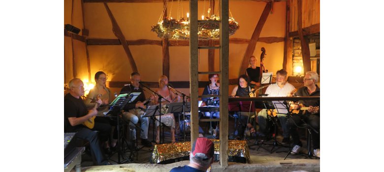 Der Spaß und die gute Laune der Uke-Box-Musiker übertrug sich schnell auf die Gäste Der Spaß und die gute Laune der Uke-Box-Musiker übertrug sich schnell auf die Gäste