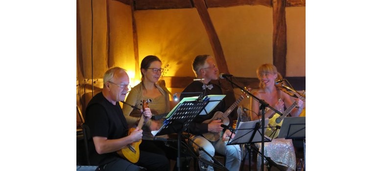 Mit viel Spaß dabei – die Musikerinnen und Musiker der Uke Box Mit viel Spaß dabei – die Musikerinnen und Musiker der Uke Box