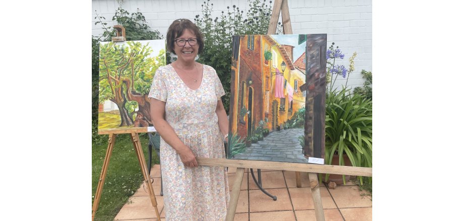 Gisela von den Driesch neben ihrem Bild „Straßenszene mit Katze“ Gisela von den Driesch neben ihrem Bild „Straßenszene mit Katze“
