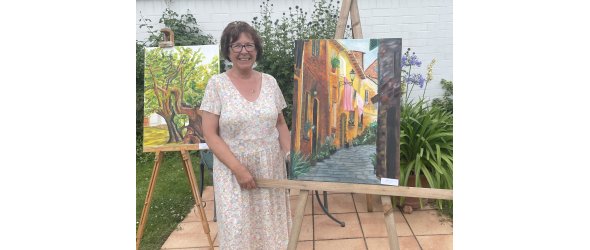 Gisela von den Driesch neben ihrem Bild „Straßenszene mit Katze“ Gisela von den Driesch neben ihrem Bild „Straßenszene mit Katze“