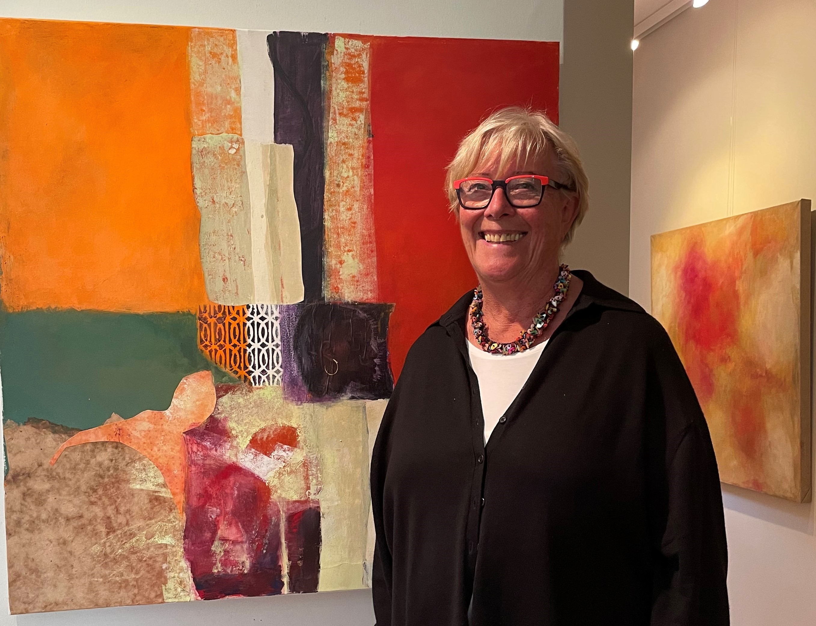 Hiltrud Westheide vor ihrem Bild „Quo vadis“