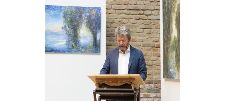 Michael Franke begrüßt in seinem Atelier die Gäste zum Konzert von Konstantin Zvyagin
