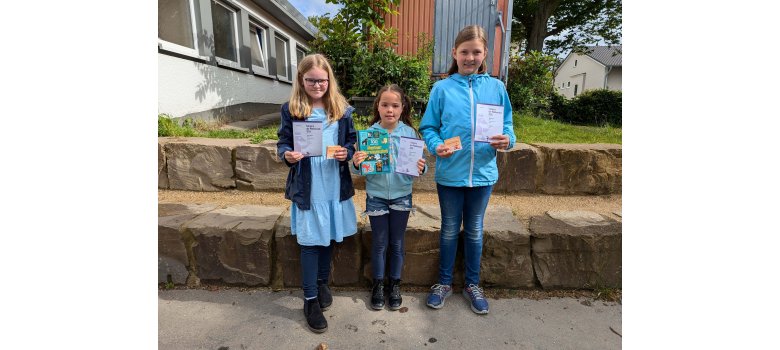 KGS Pech - die drei Gewinner des Känguru-Wettbewerbs KGS Pech - Gruppenfoto mit den drei Gewinnern des Känguru-Wettbewerbs
